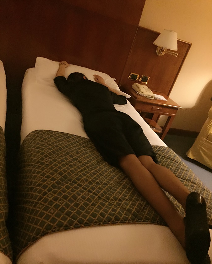 空姐xs一飞回来就累的趴在了床上,怎么办?