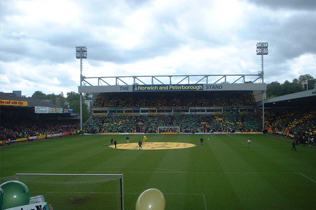 火爆全网！恒大足球场荷花造型引发热议网友：太过火