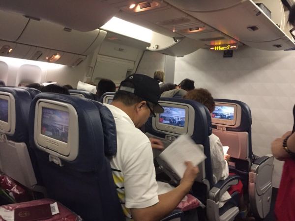 飞机上座率几乎接近99% 经济舱没有空位 飞机是波音777执行,位置排列