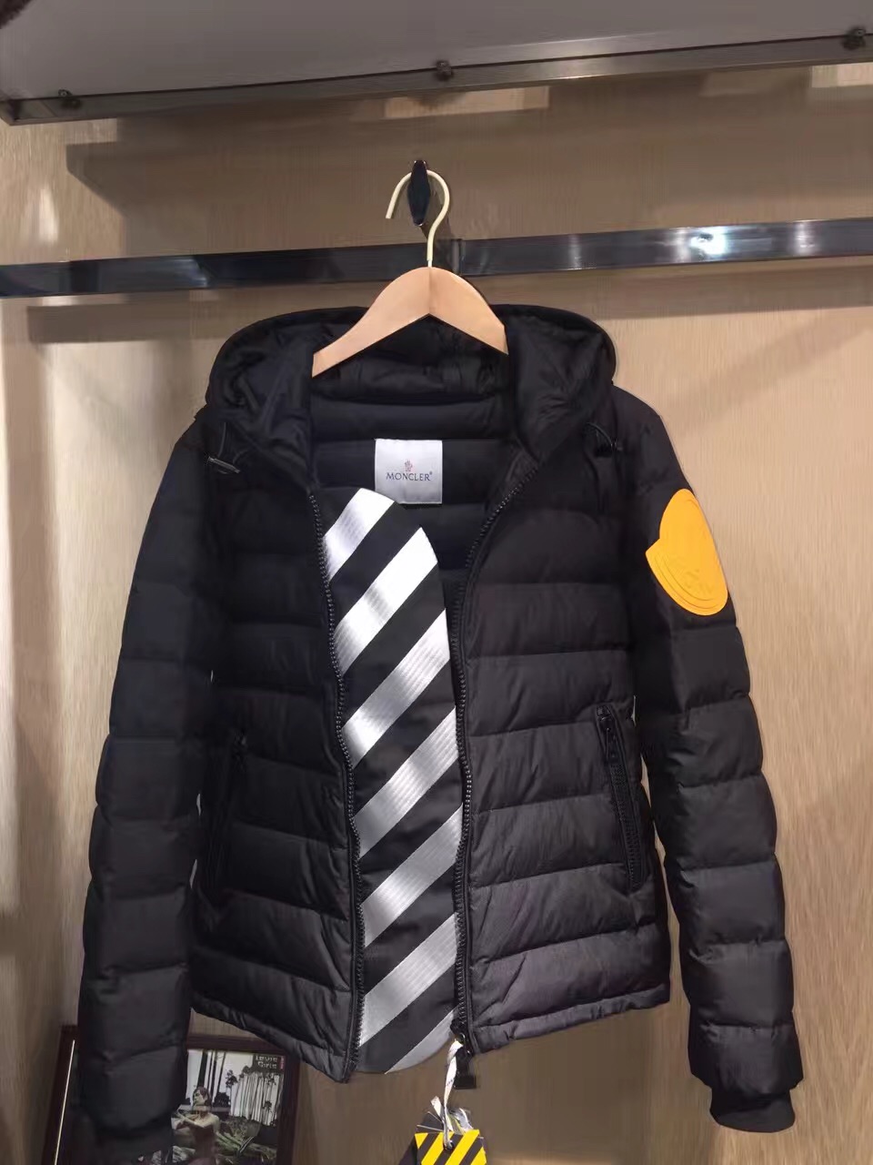 羽皇moncler与offwhlte联名款大黄标羽绒服 580包邮 专柜过万