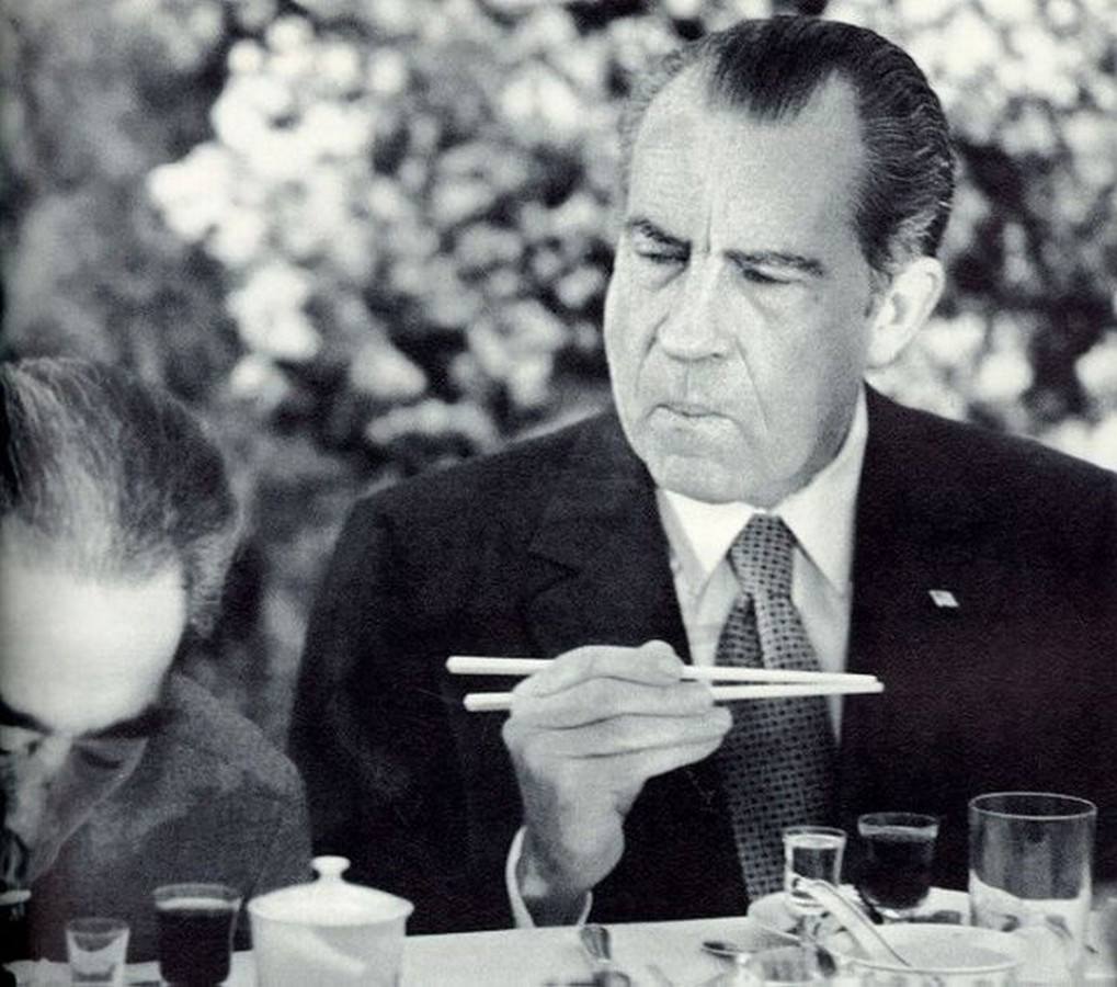 1972年,尼克松访华时在思考如何使用筷子