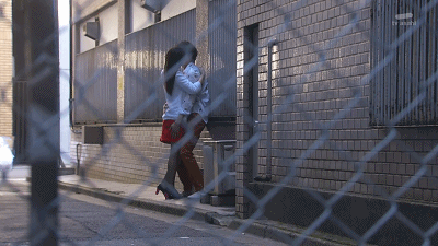 gif为什么男人的手在接吻的时候总是不老实?