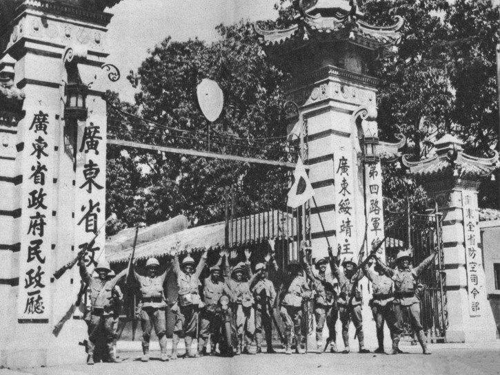 1938年10月22日,广东省政府门口,占领此处的日军马渊部队高呼万岁.
