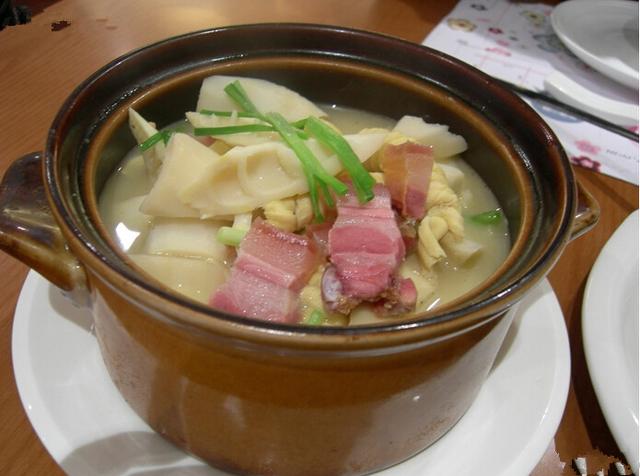 腌笃鲜,属于江南吴越特色菜肴,现已是上海本帮菜,苏帮菜,杭帮菜中具有