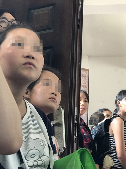 14岁的侯敏挺着大肚子,坐在生殖保健讲座现场的第一排,神情专注.