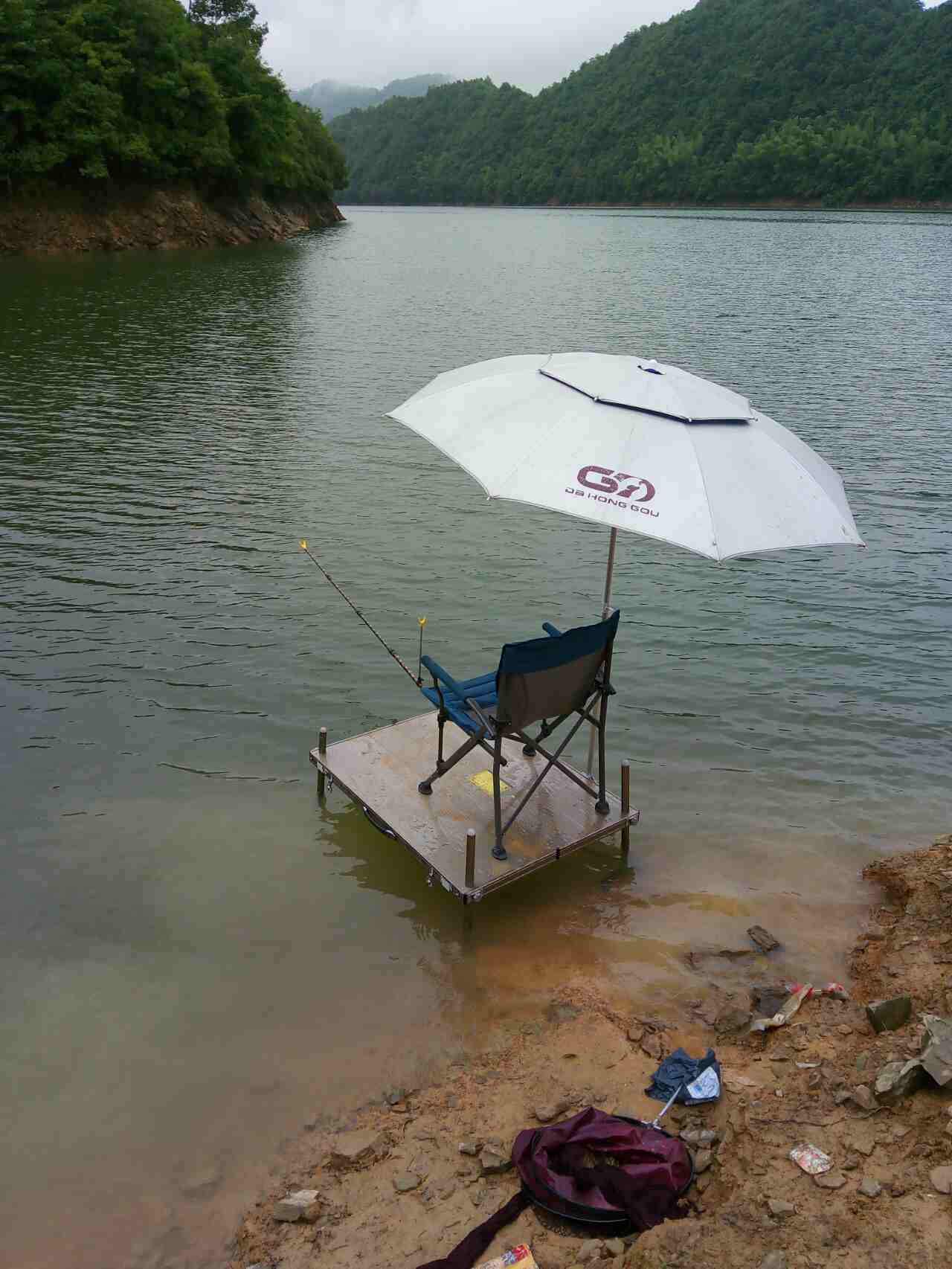 太平湖钓鱼搭帐篷,天天下雨计划钓一个礼拜.