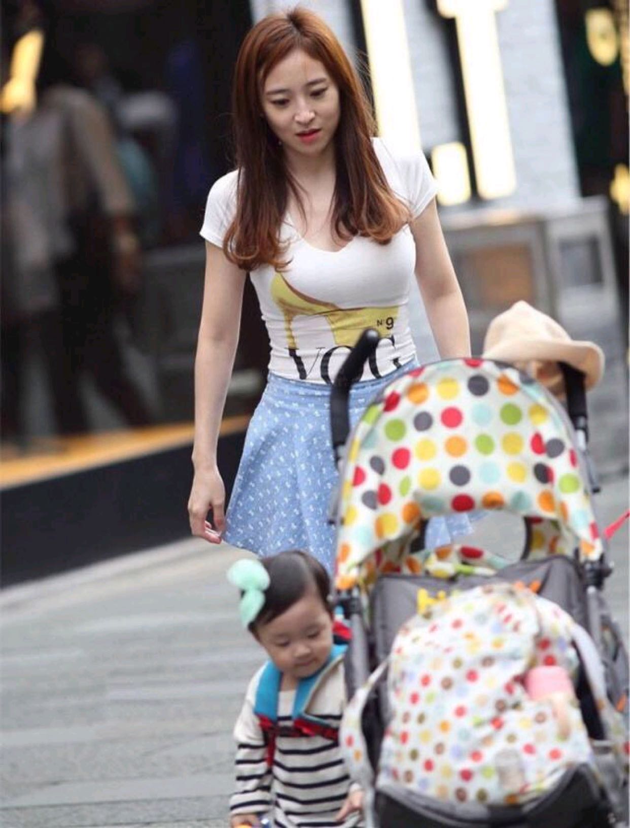 街头偶拍少妇,哈灵