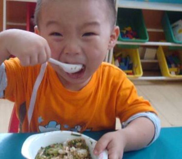 日本小孩吃饭碗都捧起来的,中国小孩吃饭碗都放在桌上