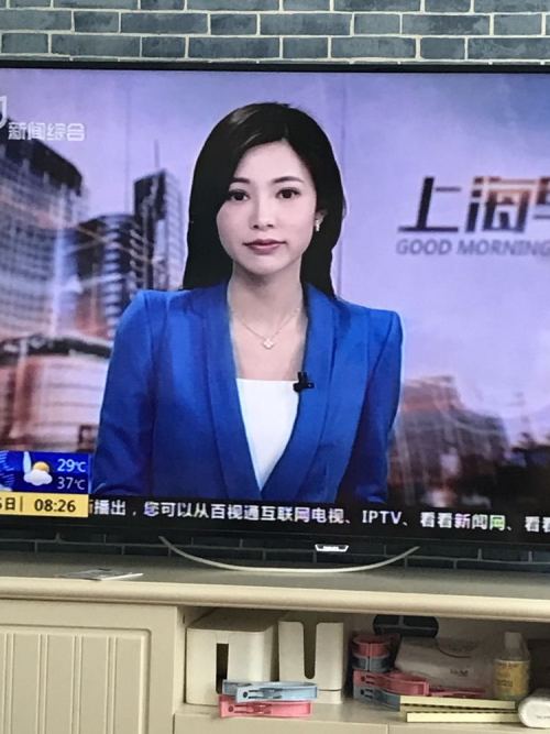 上海早晨的女主持很赞的嘛