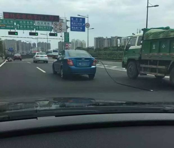 天降横祸,这车开的就服他