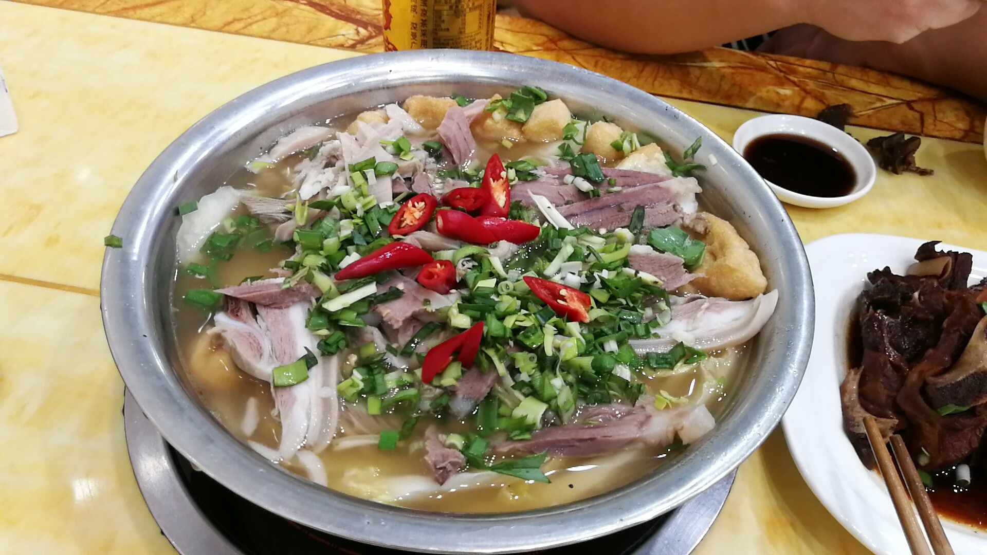 店里额白切羊肉是真心好切.