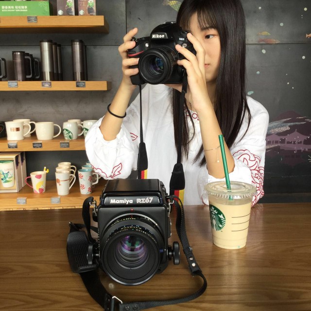 拿手机拍照与拿相机拍照的妹子区别