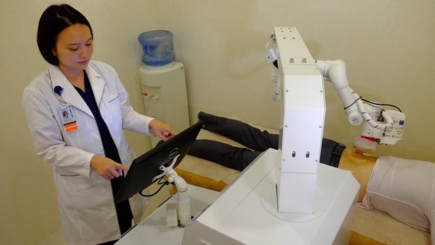 新加坡治疗机器人开始为患者按摩