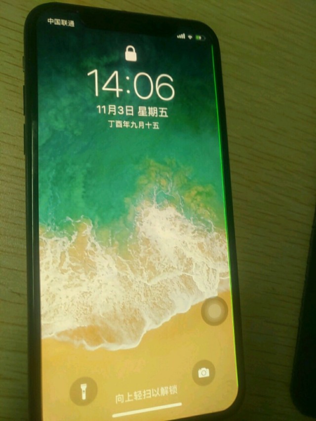 早上起来iphone x屏幕右侧出现一条绿线!