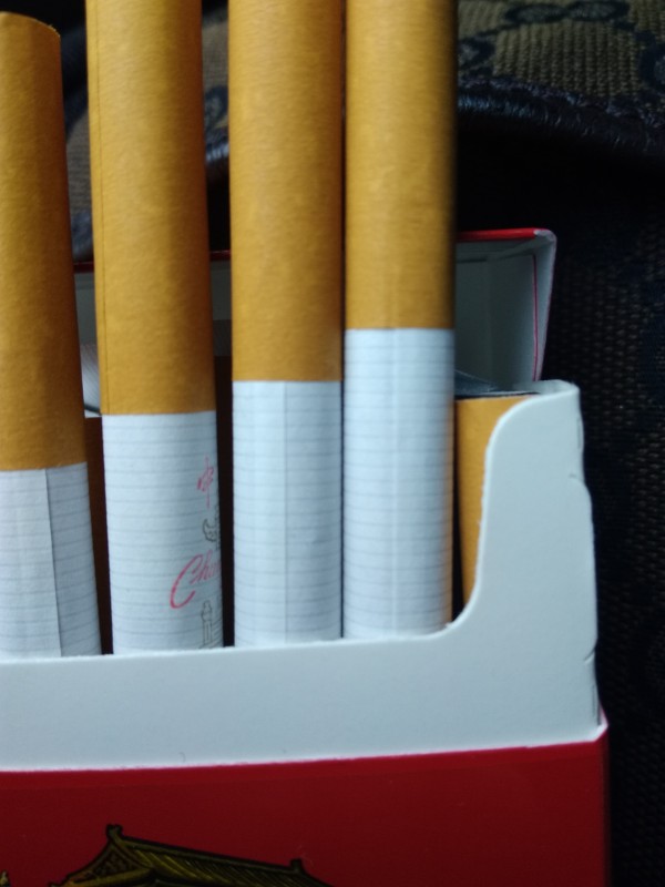 简单点教大家一招:看香烟封口方向.