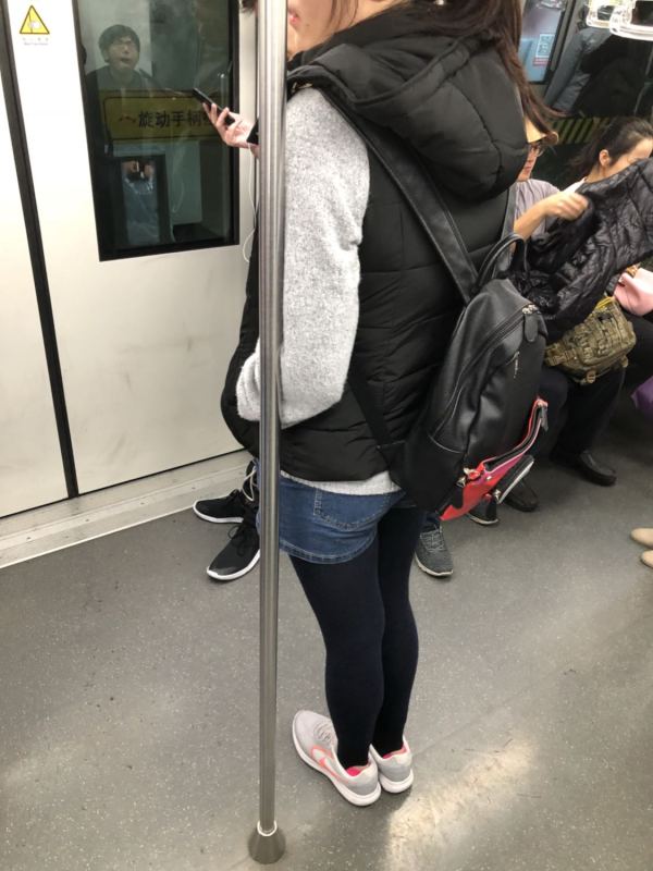 地铁里碰见一个身高1米8的女子