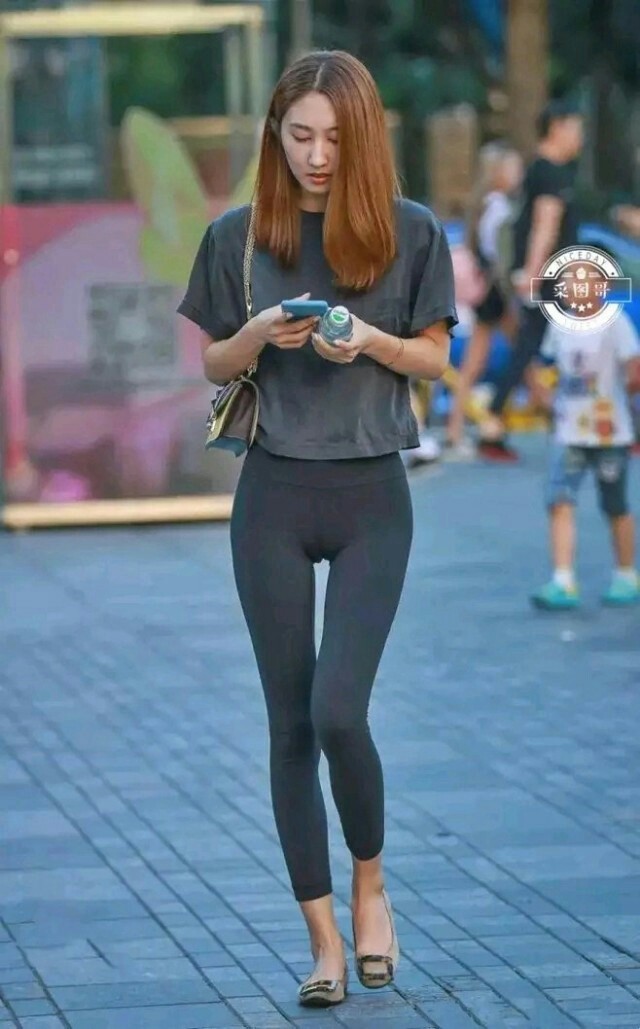 才知道小区有几个单身顶级美女开的竟然是帕拉梅拉,凭
