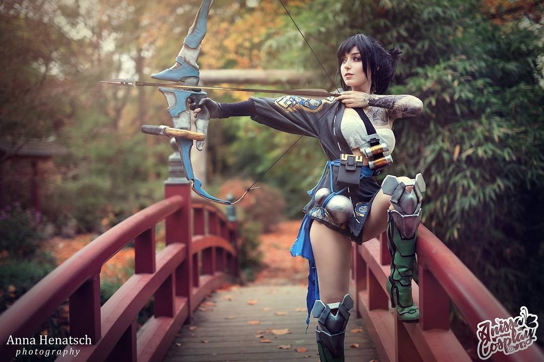 《守望先锋》娘化版半藏cos 美女拉弓英气十足