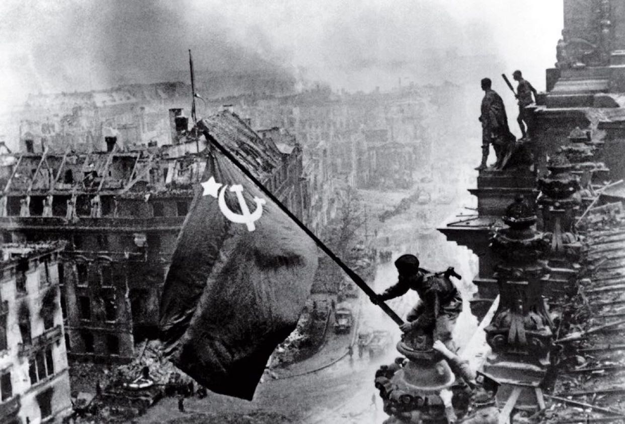 1945年5月,二战胜利后苏联红军在柏林城市上空插苏维埃红旗
