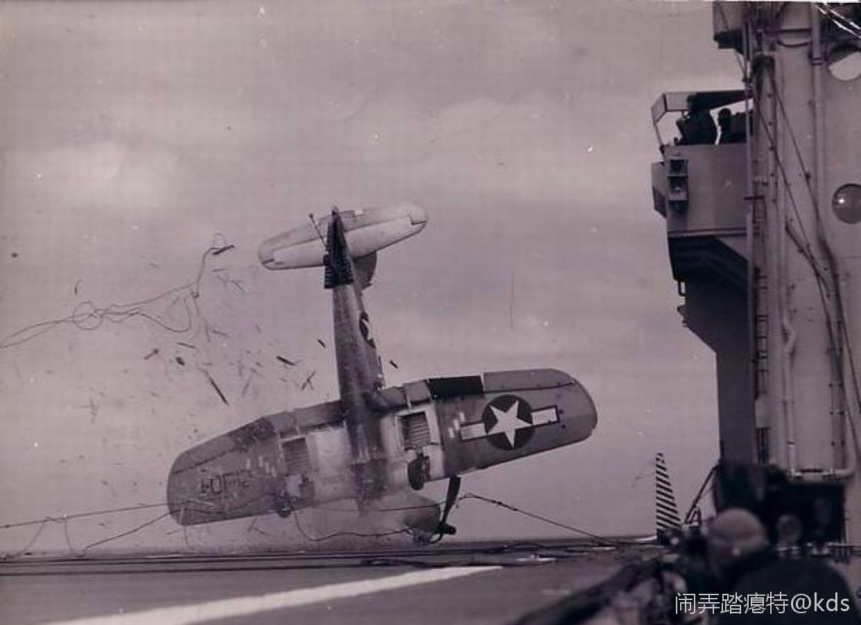 二战期间坠毁于航母甲板的美军飞机