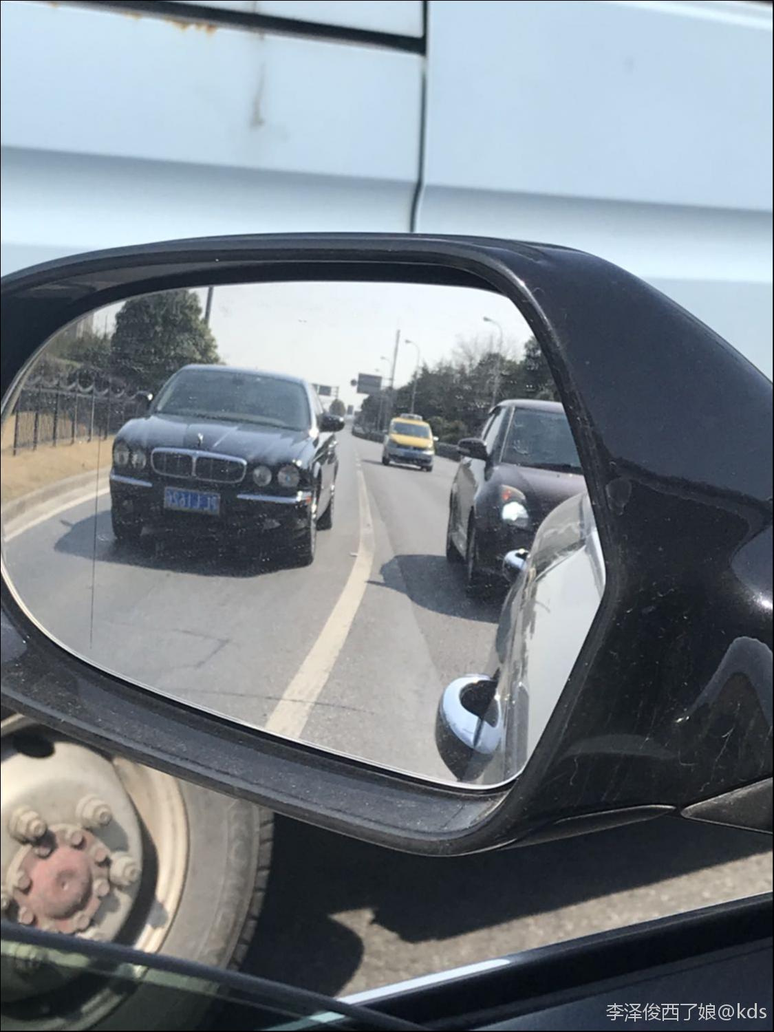 反光镜里的是什么车