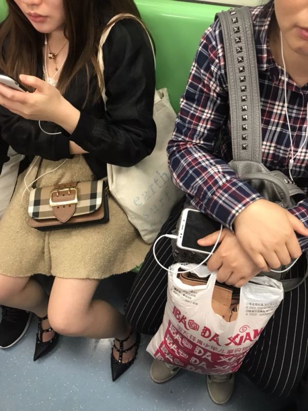 美腿xs大家喜欢黑丝还是光腿的
