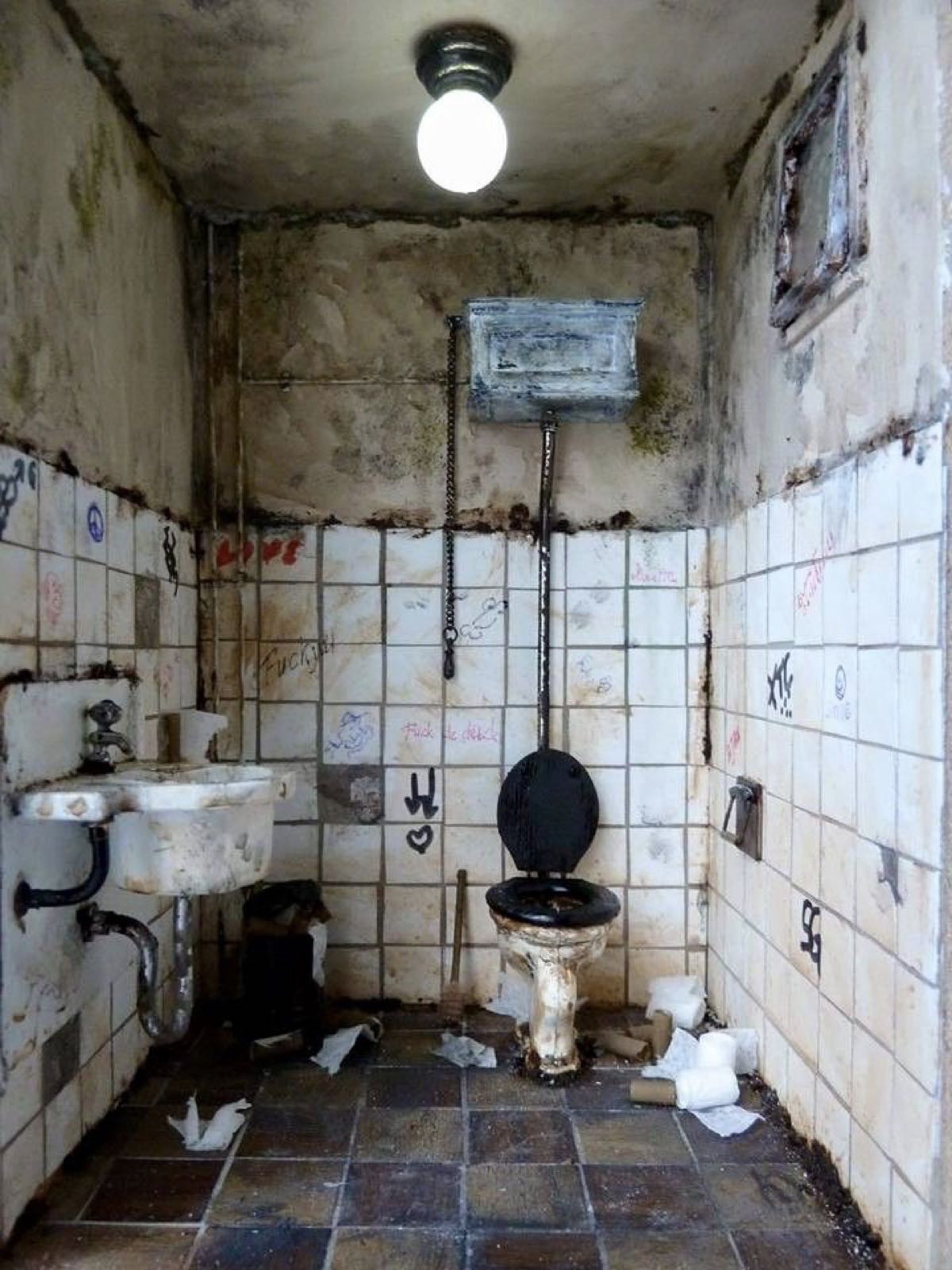 上海什么地方能找的到类似这种脏脏的厕所?拍摄场地也行～万分感谢!