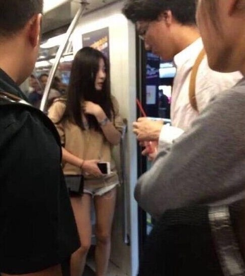 地铁上美女突然倒地 留下一滩透明谜之液体