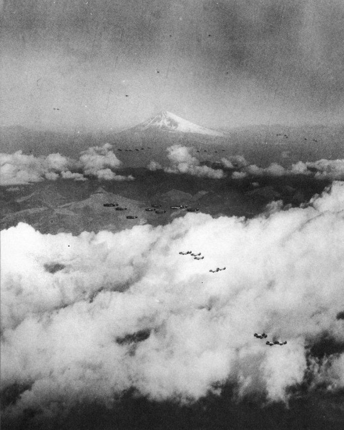 1945.2月,52架美国舰载机飞过富士山准备空袭东京