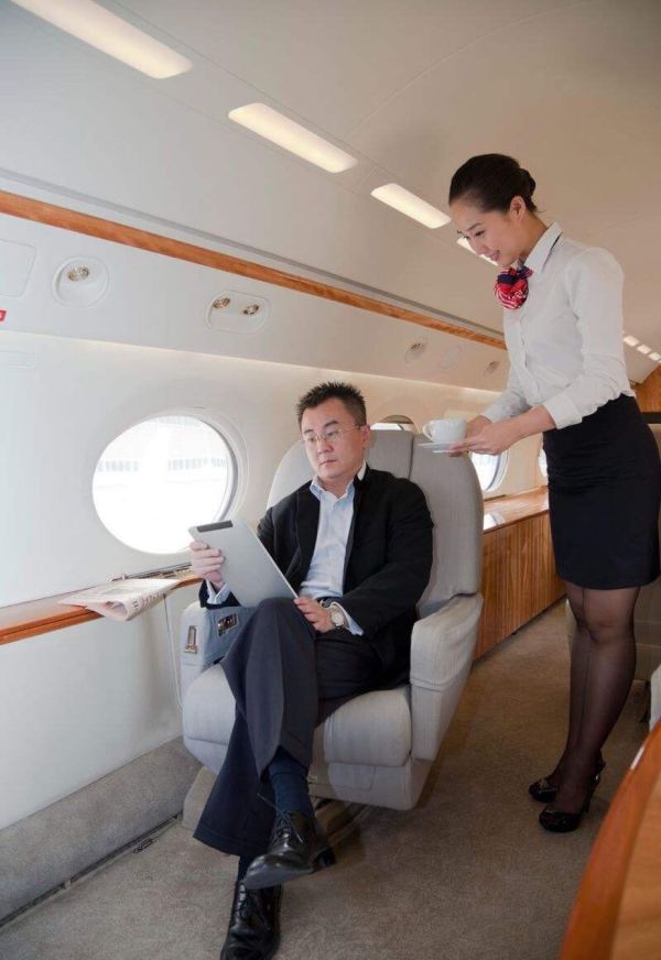 说白了就是空中服务员,被人差遣.