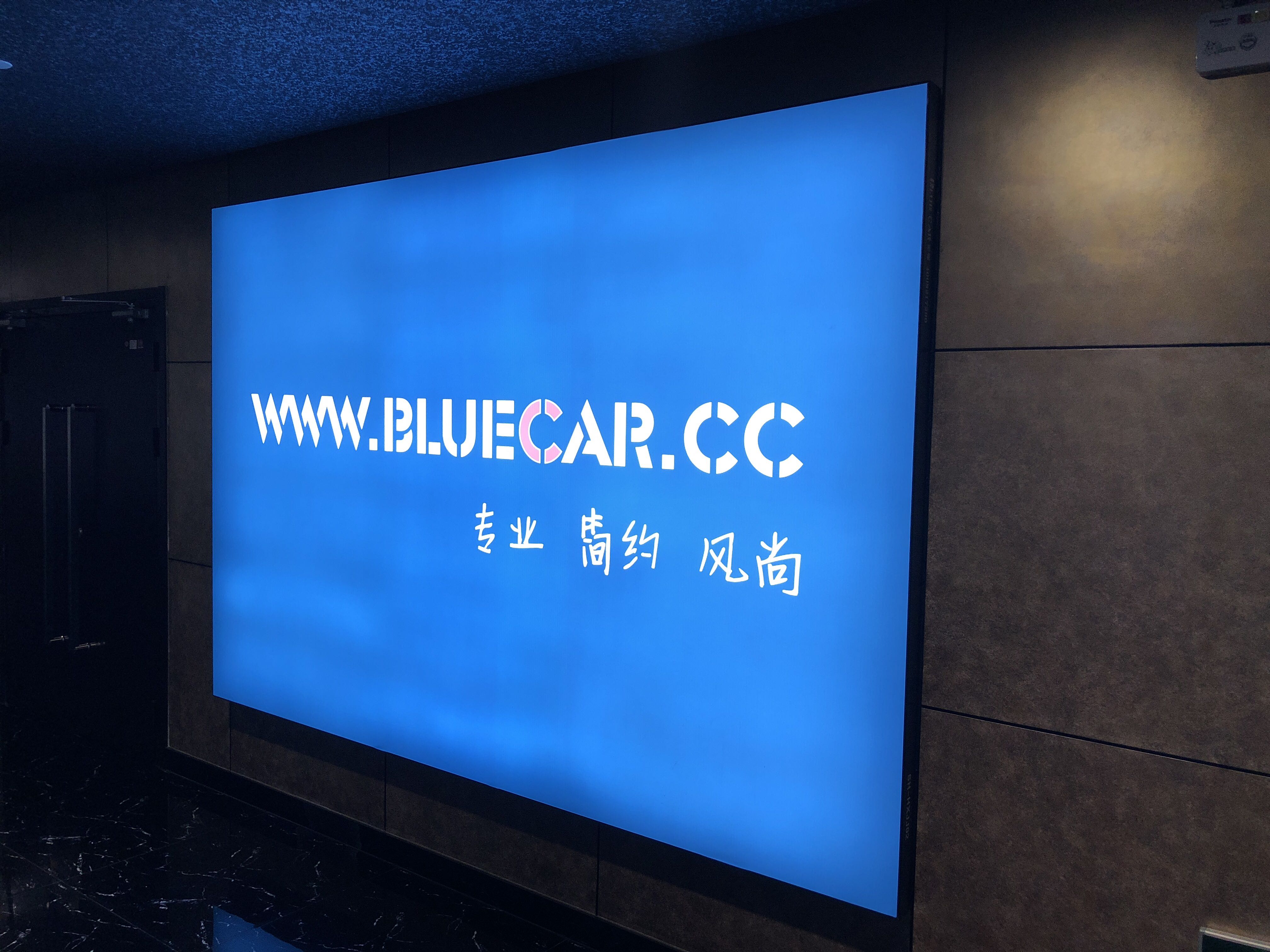 室内广告灯箱三个又要租的吗