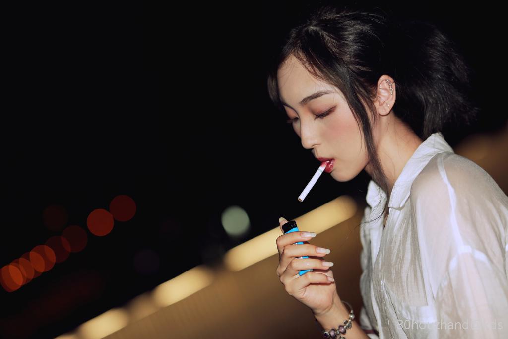 白天是女教师端庄文静 网上吸烟泡吧晒纹身女孩多吗