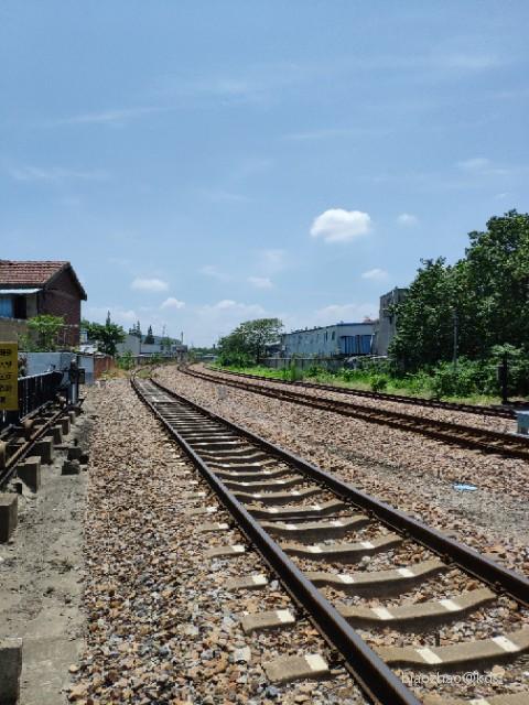 军工路前的这段铁路,很沧桑