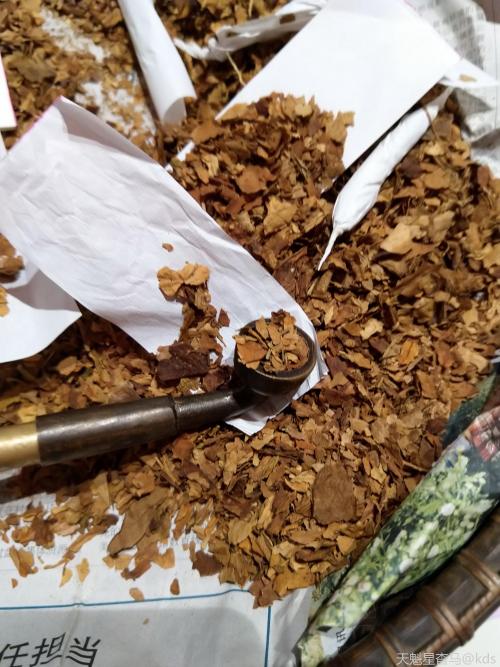 旱烟,从来没抽过,东北人,陕北人都抽这个的挺多,当然现在都是香烟