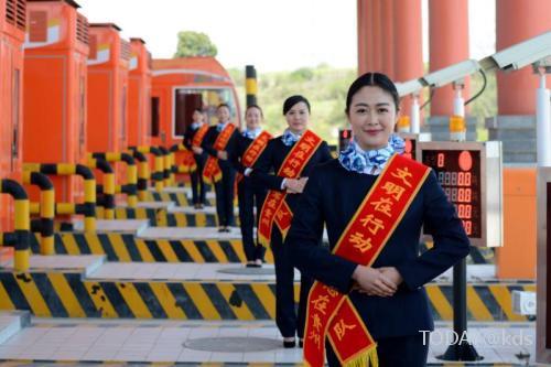 河南高速交警 拦摩托车_抄手女拦夫记·下_救援车辆下高速被拦