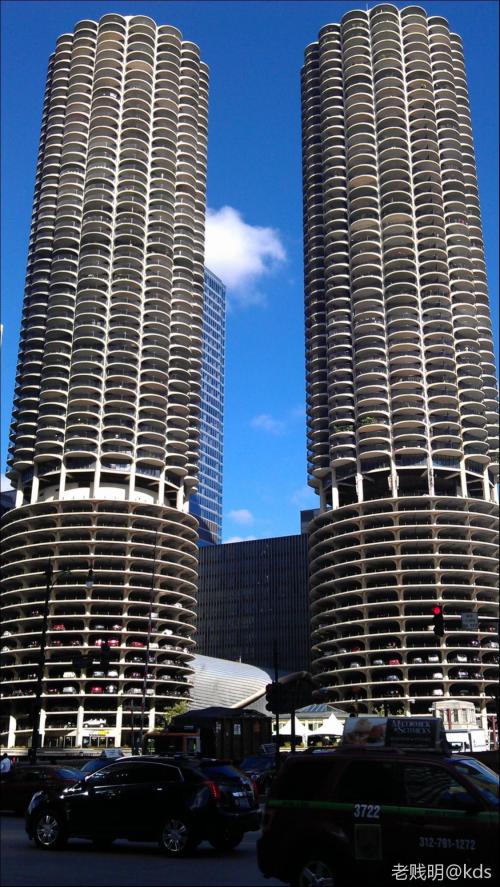 上世纪60年代建造的代表式建筑marina city,下一半是停车场和商家,楼