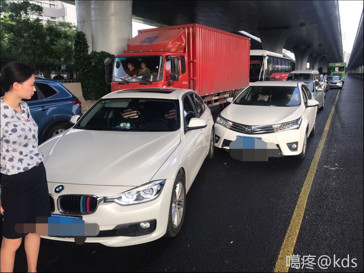 沪d-qv717奔驰女司机勇敢