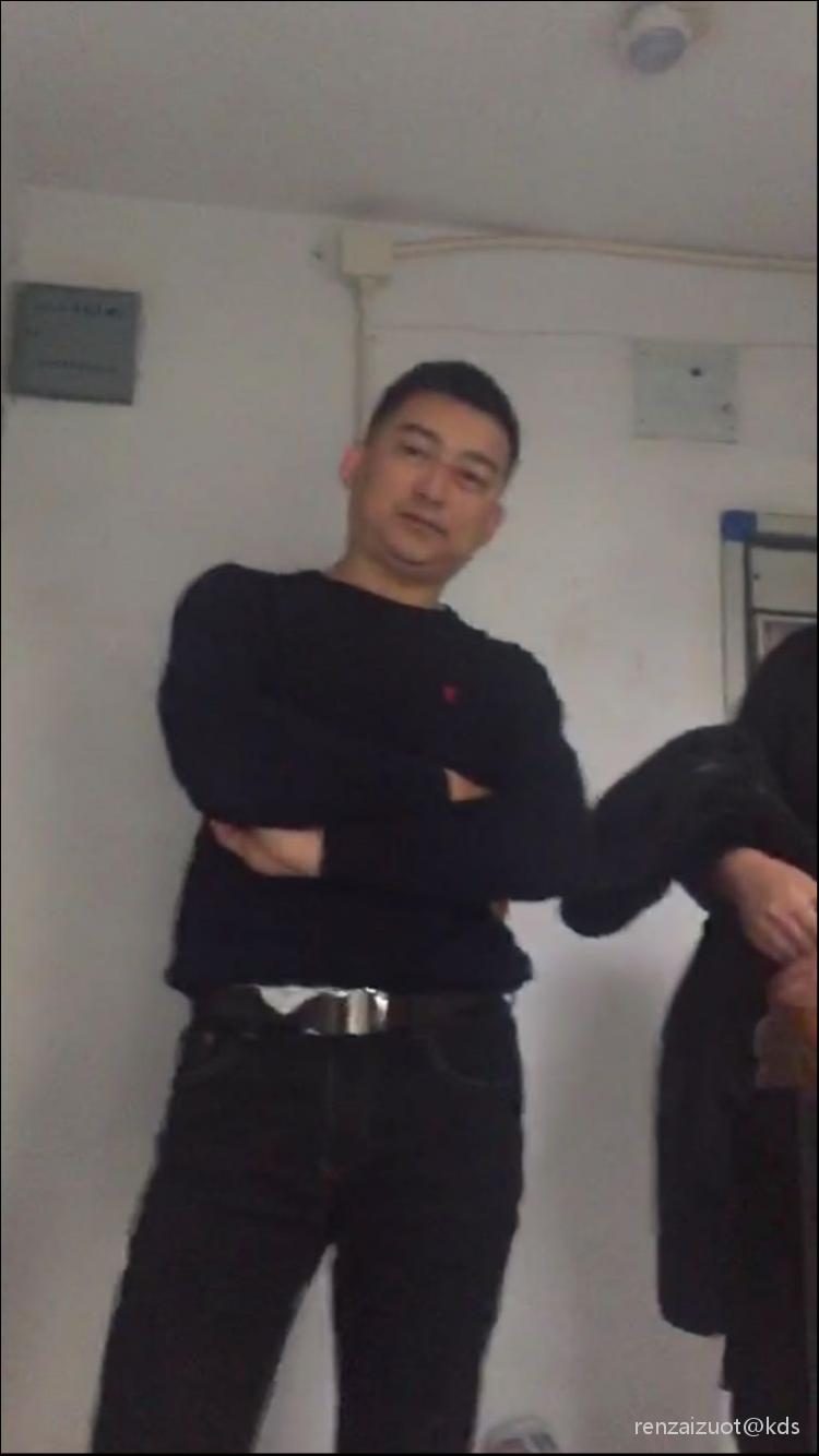 让这个男人打的倒在楼梯上,此人在上海建筑行业工作,山东烟台人请帮