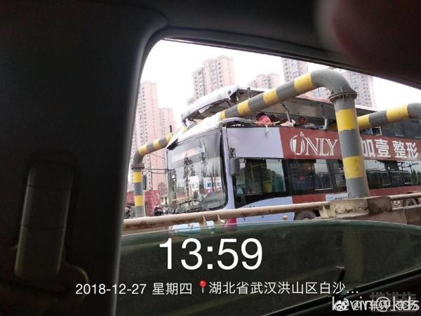 武汉的双层公交车撞限高架