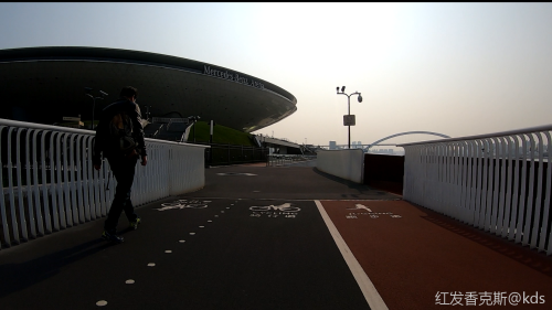 滨江,是人,就好好走人行道,那么好的塑胶跑道不走,非要和自行车抢道