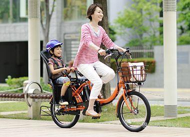 日本也是的,都是妈妈骑自行车带小孩
