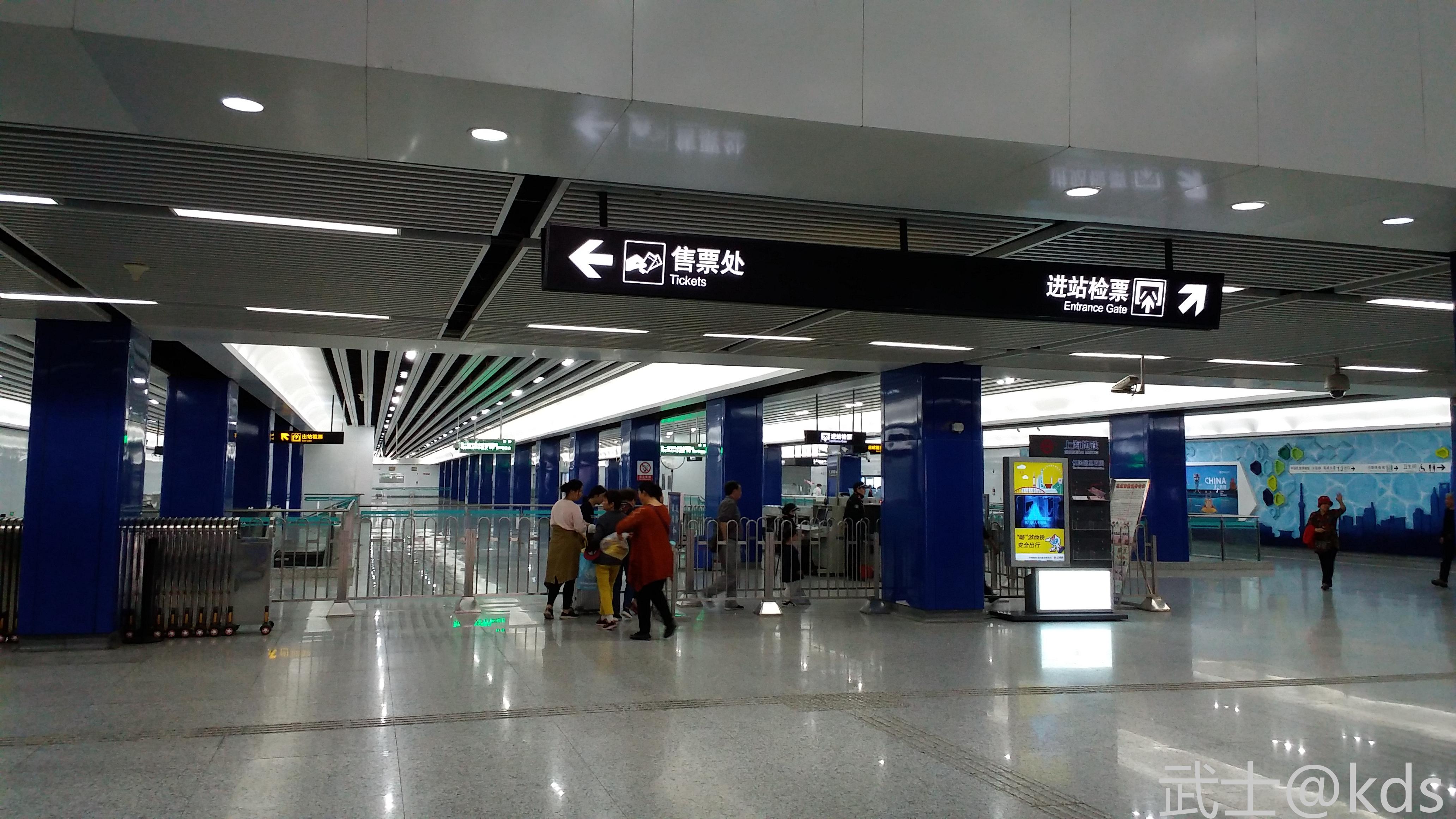 临港滴水湖地铁站入口.这个站点应该是整条16号线唯一的地下站.