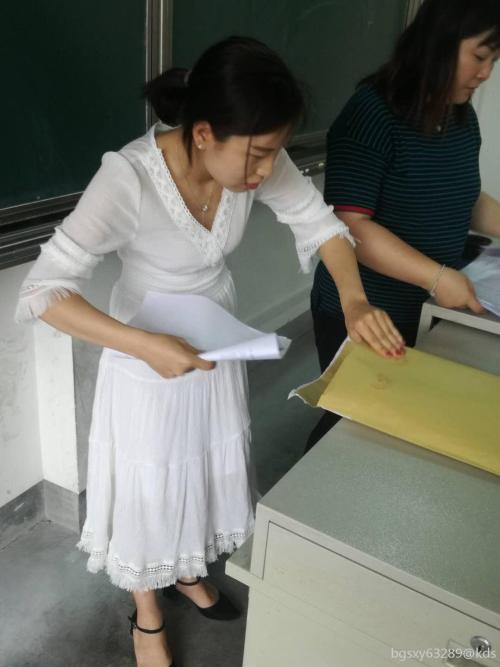今天下午我参加某事业单位在编考笔试,行测 申论,监考老师太性感了