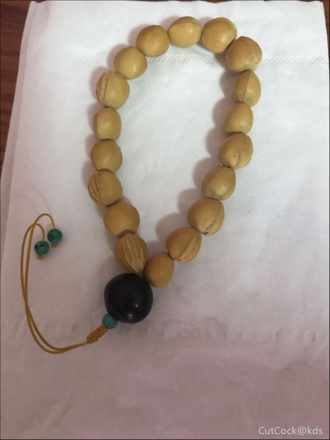 去年我做的那串车厘子洼的手串已经变了颜色