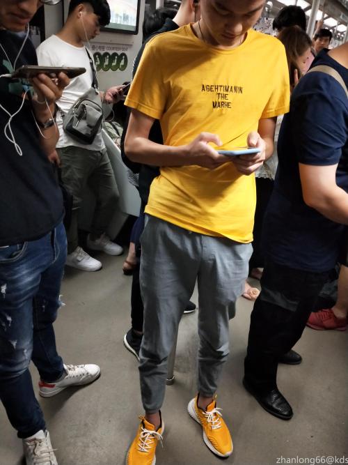 维萨这些男生能这么瘦,肚子都凹进去了