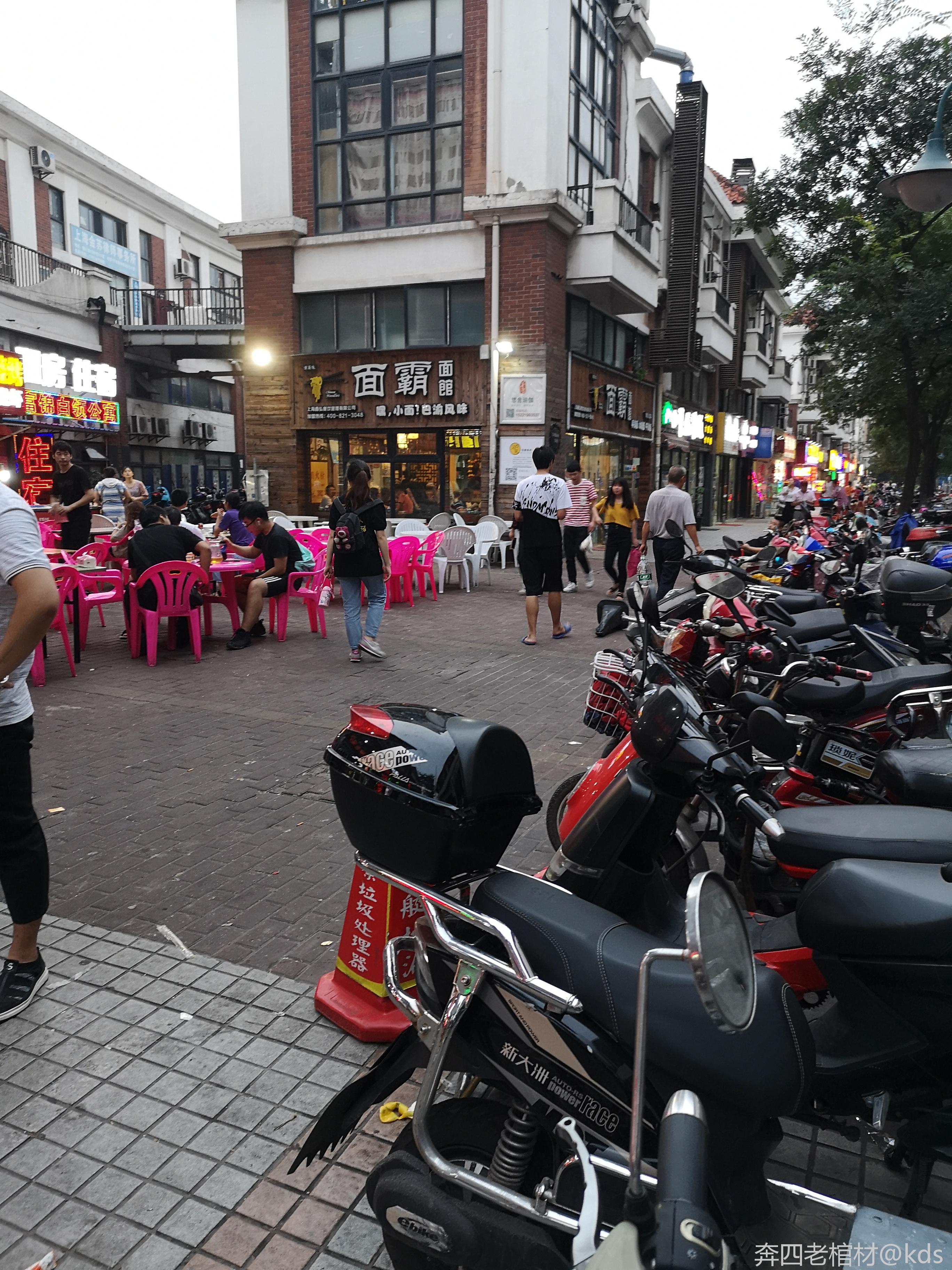 一号线富锦路现在人气很足,但就是不像在上海,很奇怪.