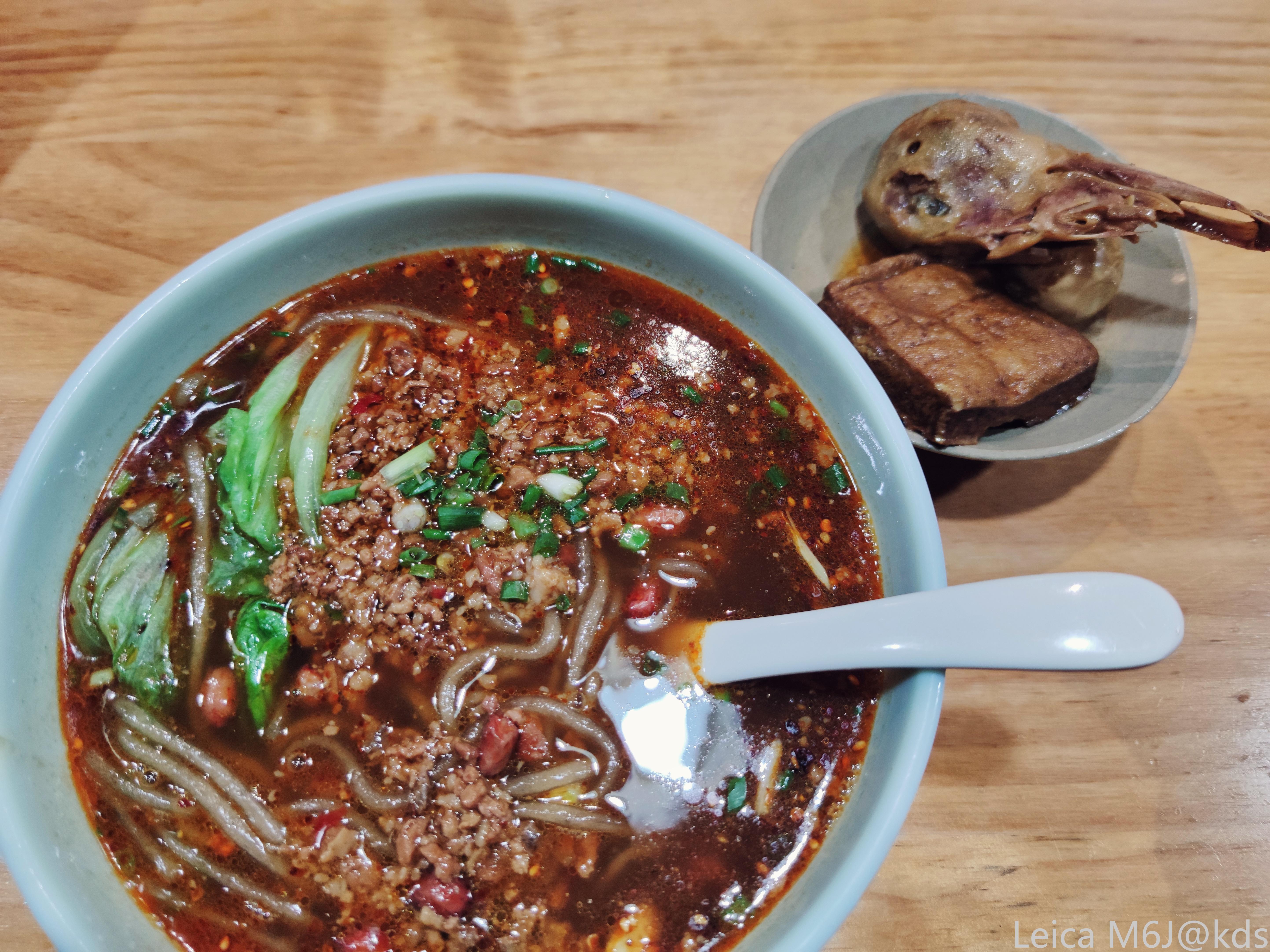 gdl的中饭~牛肉酸辣粉 卤蛋 鸭头 香豆干.