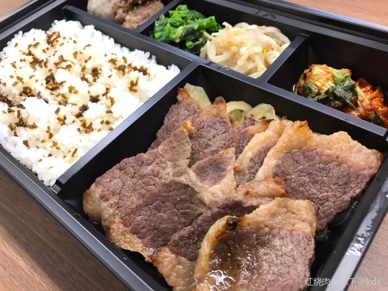 日本吃个高级点的牛肉盒饭2000日元