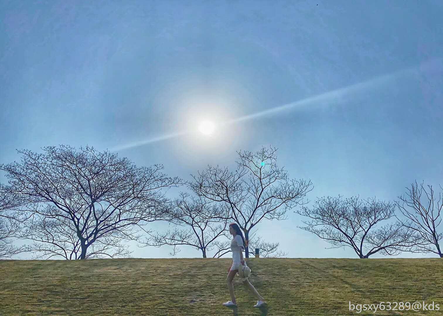 今天烈日高照,晴空万里,我给一位开淘宝店的小姑娘找了个美景,拍了两