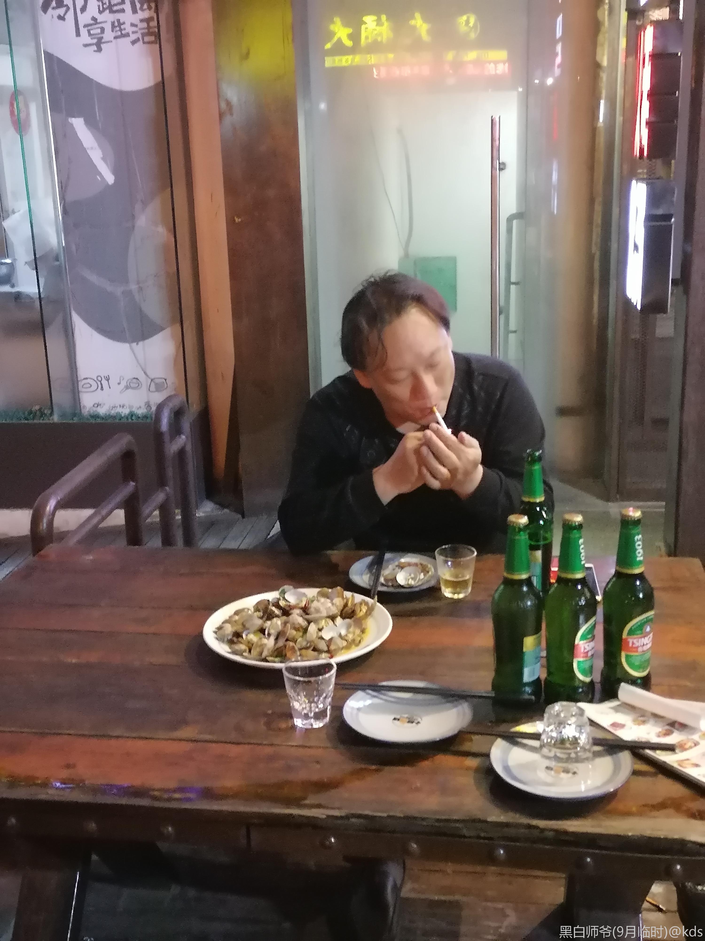 上海腔调男,飞虹路上露天吃饭喝酒抽烟